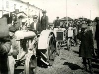Первая тракторная колонна в Кудымкаре. 1 мая 1931