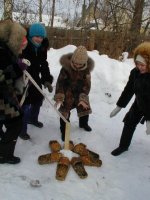 Игра "Сиг" ("Солёная рыба в бочке") на празднике Масленицы. Февраль 2004